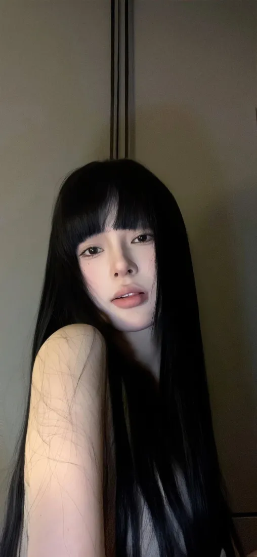 黑长直美女手机壁纸｜居家室内背景图片 - 氛围感人像「哲风壁纸」