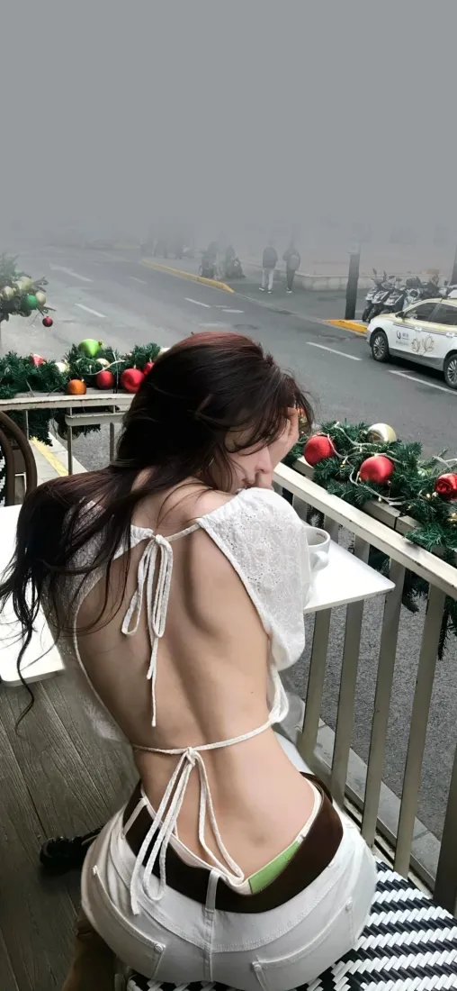 露背美女手机壁纸｜阳台街景背景图片 - 氛围感穿搭「哲风壁纸」