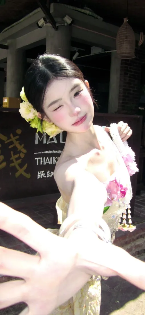西双版纳美女手机壁纸｜傣族穿搭背景图片 - 清新户外人像「哲风壁纸」