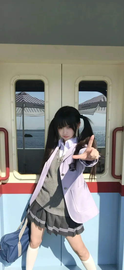 双马尾可爱少女手机壁纸｜户外列车背景图片 - 青春校园风穿搭「哲风壁纸」