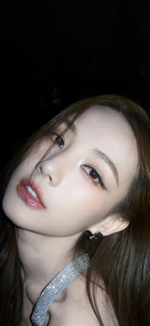 气质美女手机壁纸｜纯黑背景图片 - 简约氛围感人像「哲风壁纸」