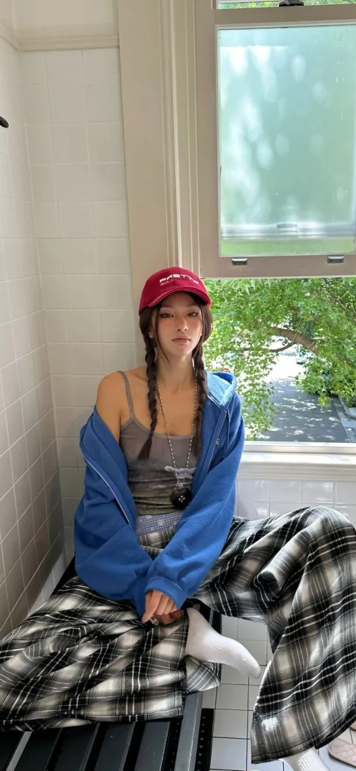 双麻花辫美女手机壁纸｜室内窗边背景图片 - 格子裤穿搭「哲风壁纸」