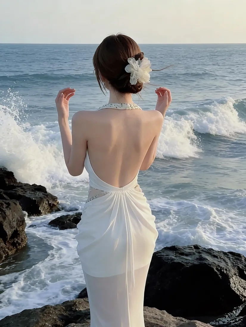 海边露背白裙美女手机壁纸｜海浪礁石背景图片 - 氛围感人像「哲风壁纸」