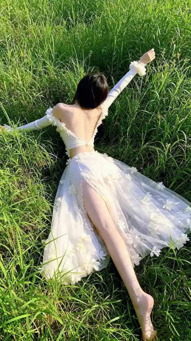 白裙少女手机壁纸｜郊外青草地背景图片 - 清新治愈氛围感人像「哲风壁纸」