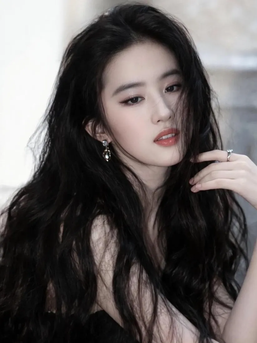 刘亦菲手机壁纸｜黑色卷发背景图片 - 清冷气质美女「哲风壁纸」