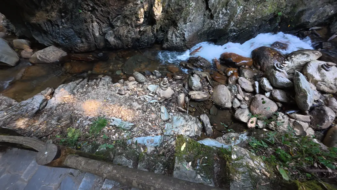 4k岩石水洼壁纸｜鹅卵石苔藓背景图片 - 自然风光「哲风壁纸」