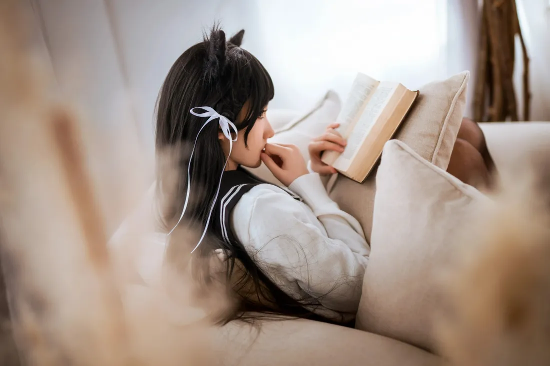 4k爱宕壁纸｜南桃Momokocos背景图片 - 水手服居家看书「哲风壁纸」