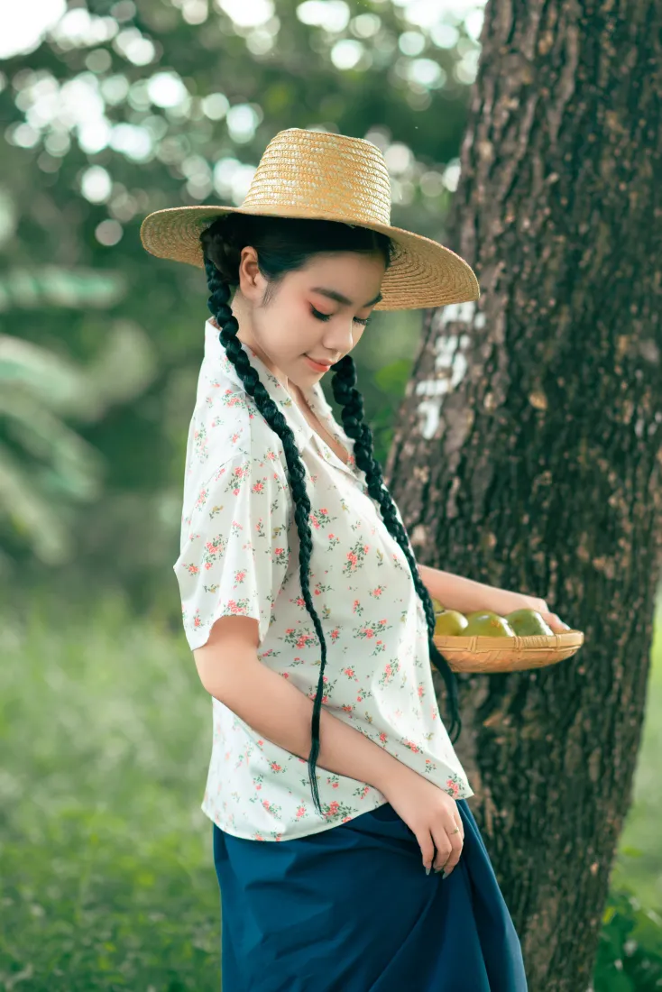 草帽双辫少女手机壁纸｜户外田园草地背景图片 - 阳光清晨治愈「哲风壁纸」
