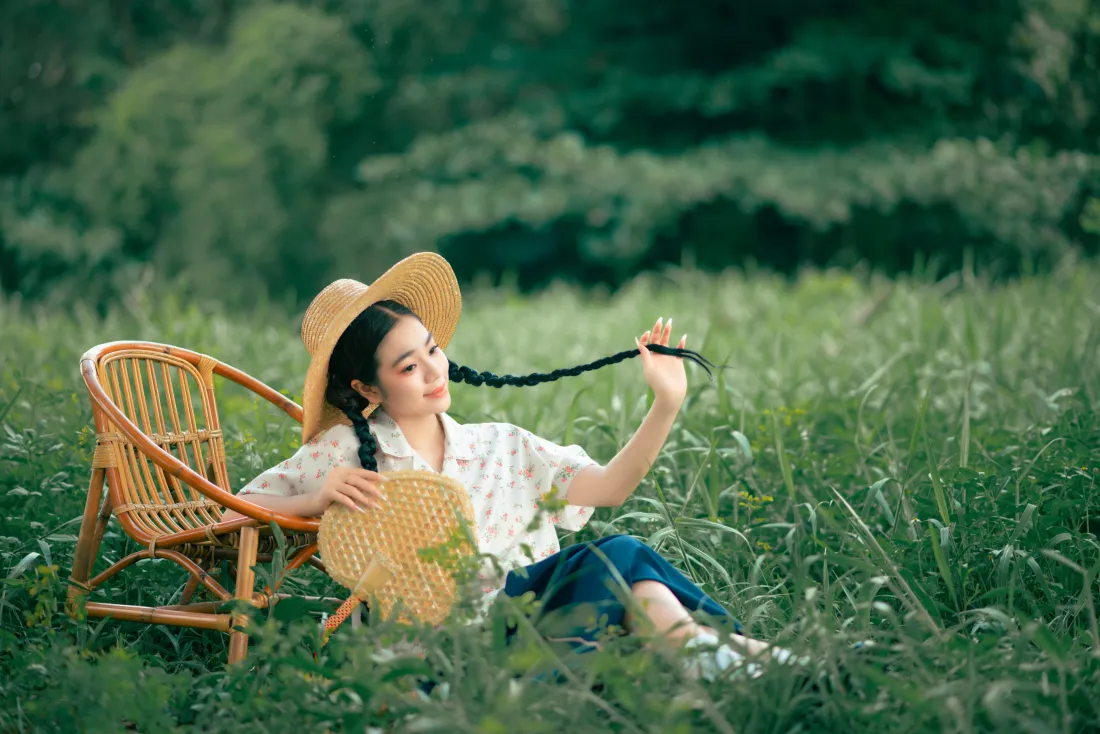 6k草帽少女壁纸｜青草地户外背景图片 - 清晨阳光治愈「哲风壁纸」