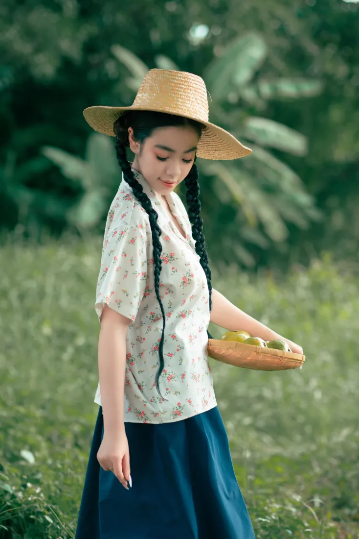 草帽少女手机壁纸｜户外草地背景图片 - 阳光清晨田园风「哲风壁纸」