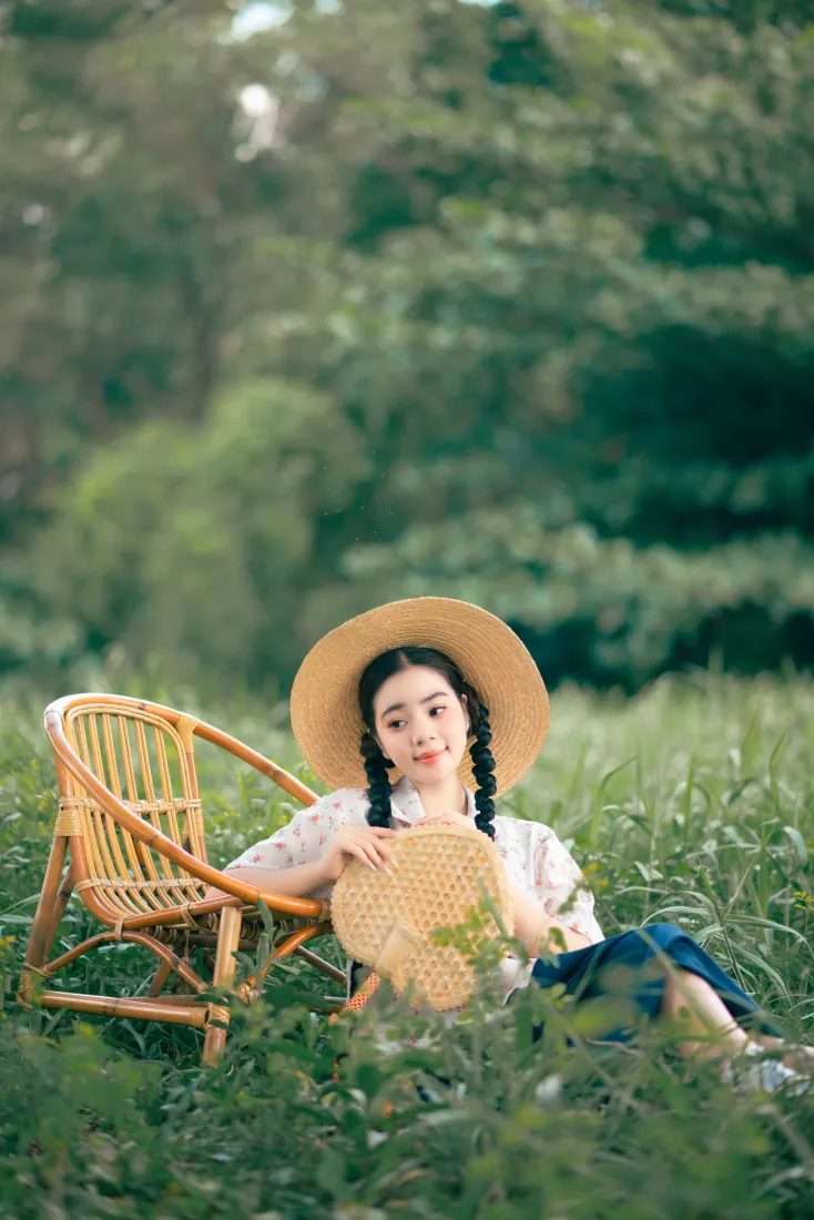 草帽少女手机壁纸｜郊外草地背景图片 - 清晨阳光清新「哲风壁纸」