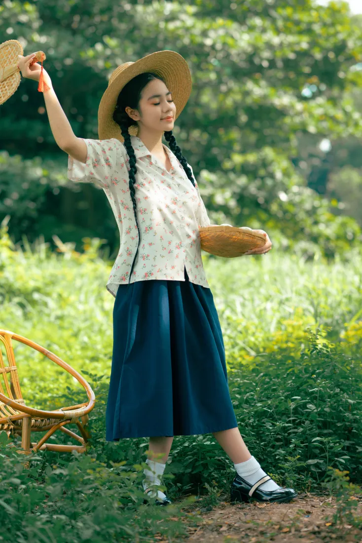 双麻花辫少女手机壁纸｜户外草地背景图片 - 阳光清晨「哲风壁纸」