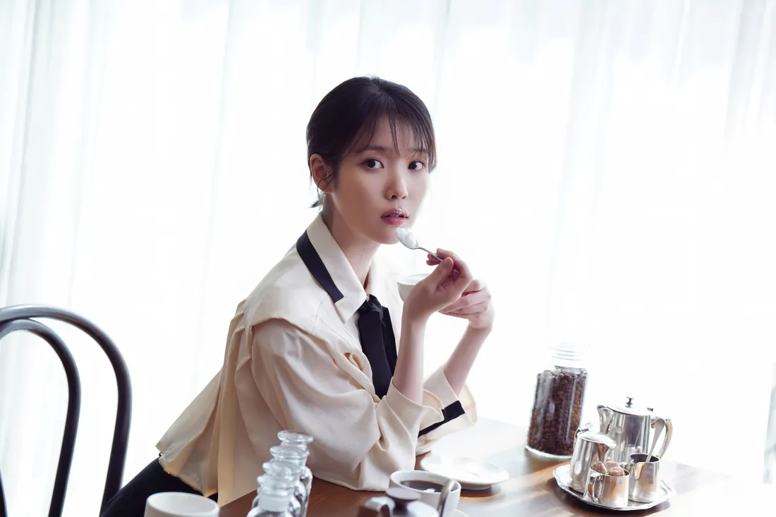 4kIU李知恩壁纸｜衬衫领带穿搭背景图片 - 清纯甜美室内写真「哲风壁纸」