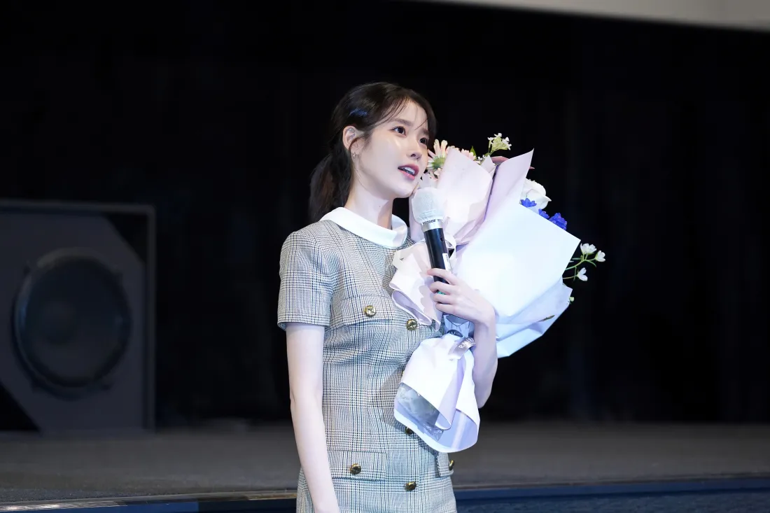 4kIU李知恩壁纸｜舞台手持花束背景图片 - 清纯穿搭「哲风壁纸」