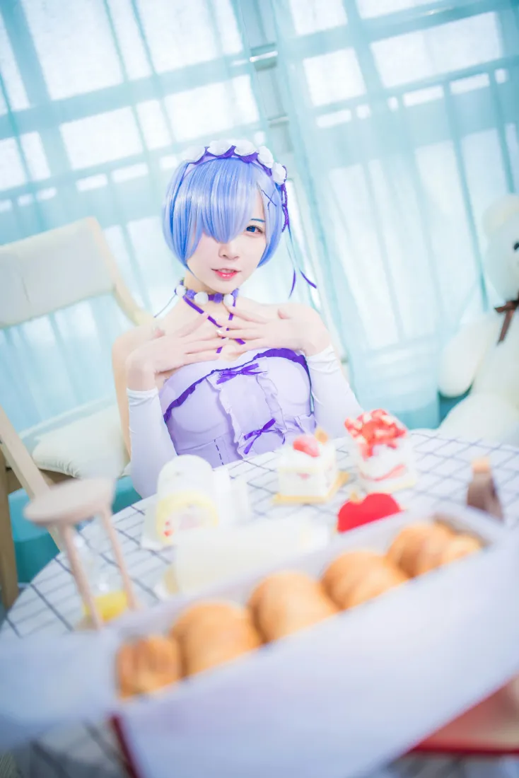 蕾姆手机壁纸｜二佐Nisa cosplay背景图片 - 紫色吊脖睡衣可爱写真「哲风壁纸」