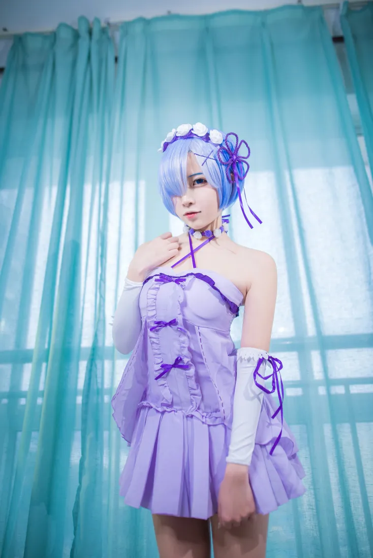蕾姆手机壁纸｜二佐Nisa cosplay实拍背景图片 - 紫色吊脖睡衣「哲风壁纸」