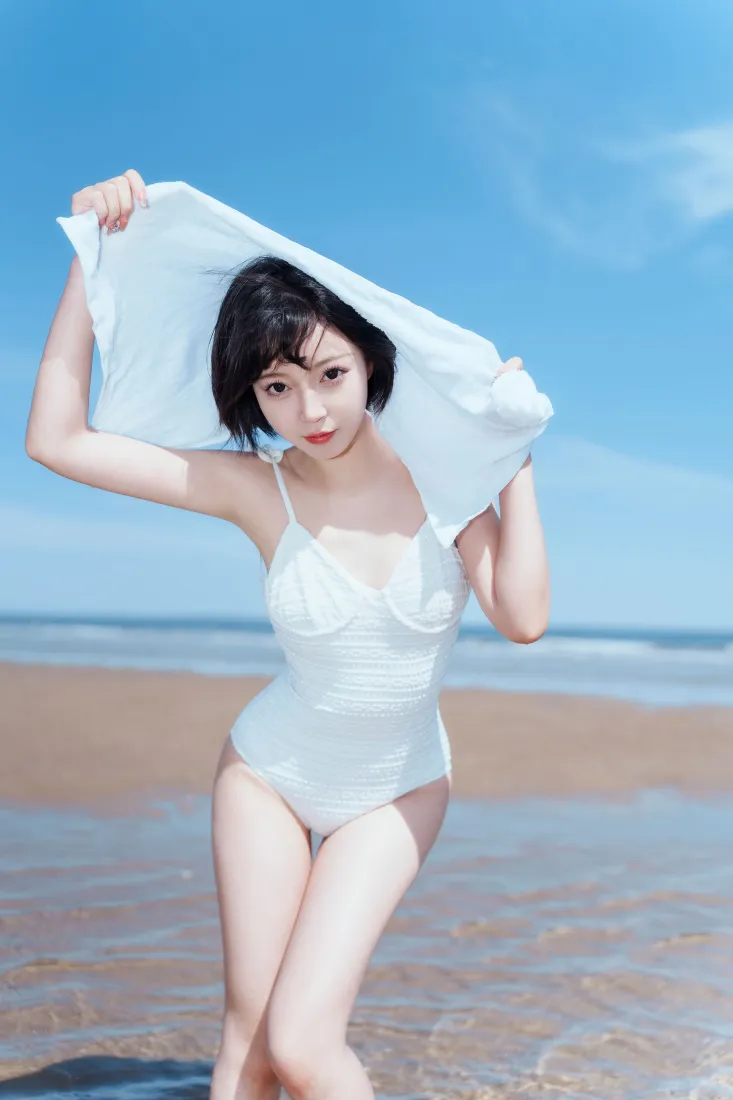 海边短发少女手机壁纸｜白色泳衣背景图片 - 沙滩蓝天「哲风壁纸」