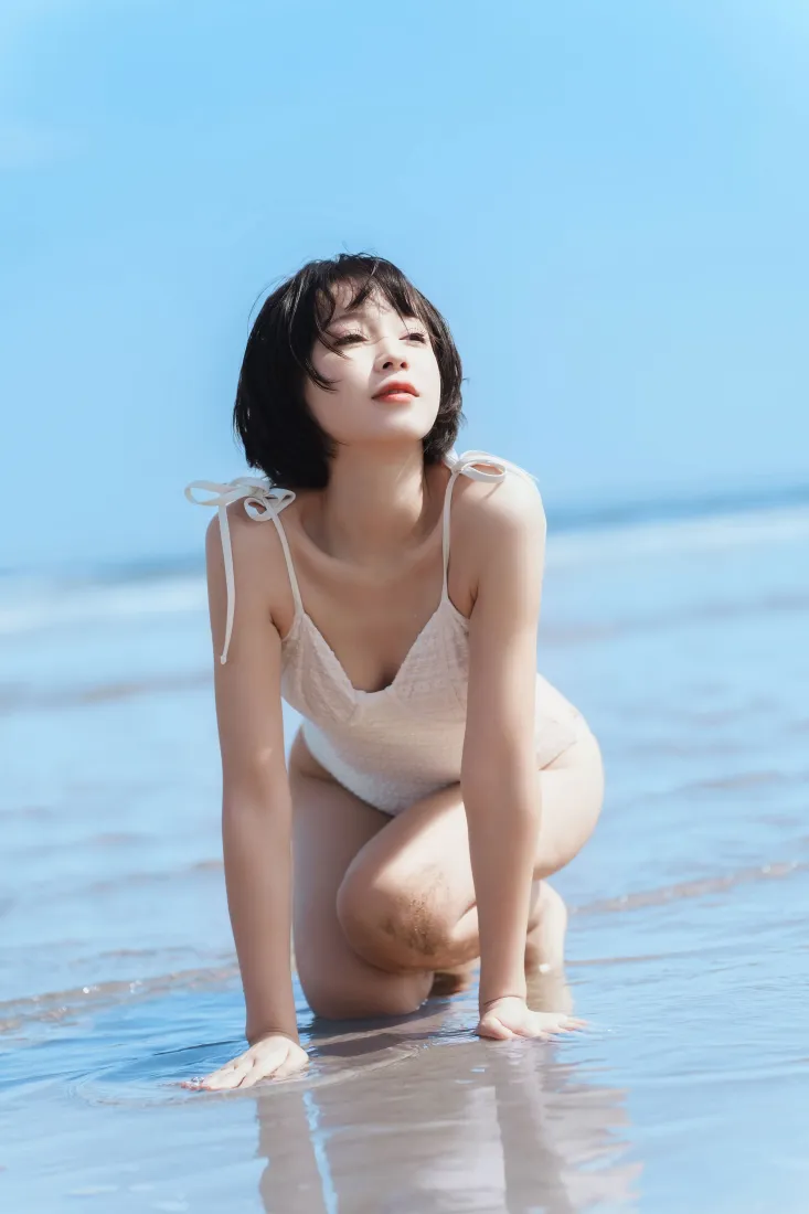 短发美女手机壁纸｜海边浅滩背景图片 - 白色泳装清新写真「哲风壁纸」