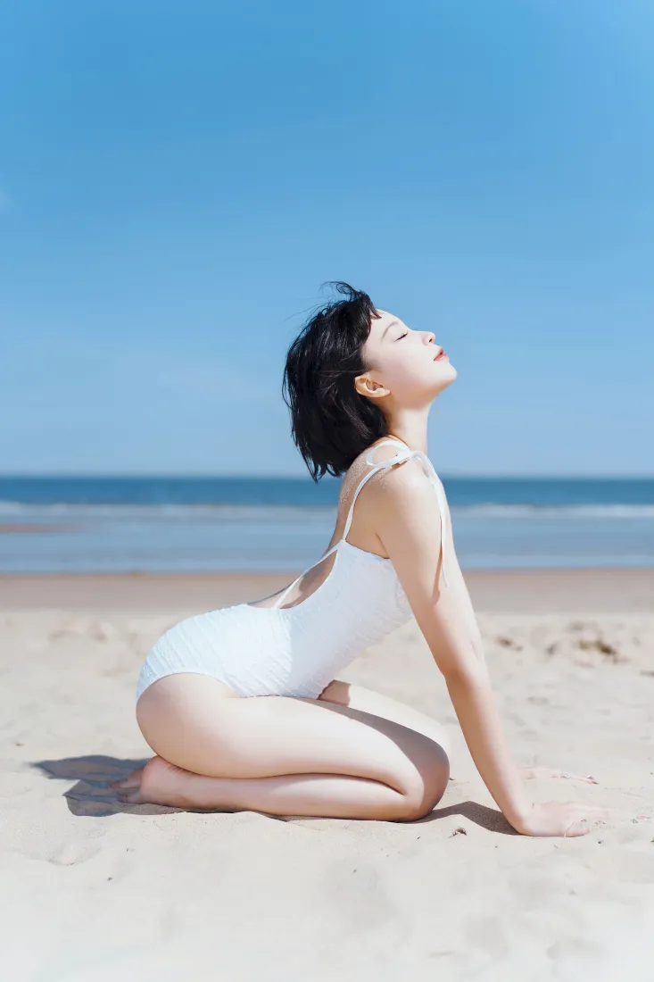 短发少女手机壁纸｜海边沙滩背景图片 - 白色泳衣写真「哲风壁纸」