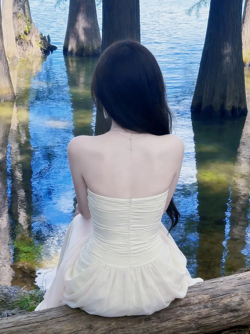 白裙少女手机壁纸｜林间水畔背景图片 - 治愈氛围感背影「哲风壁纸」