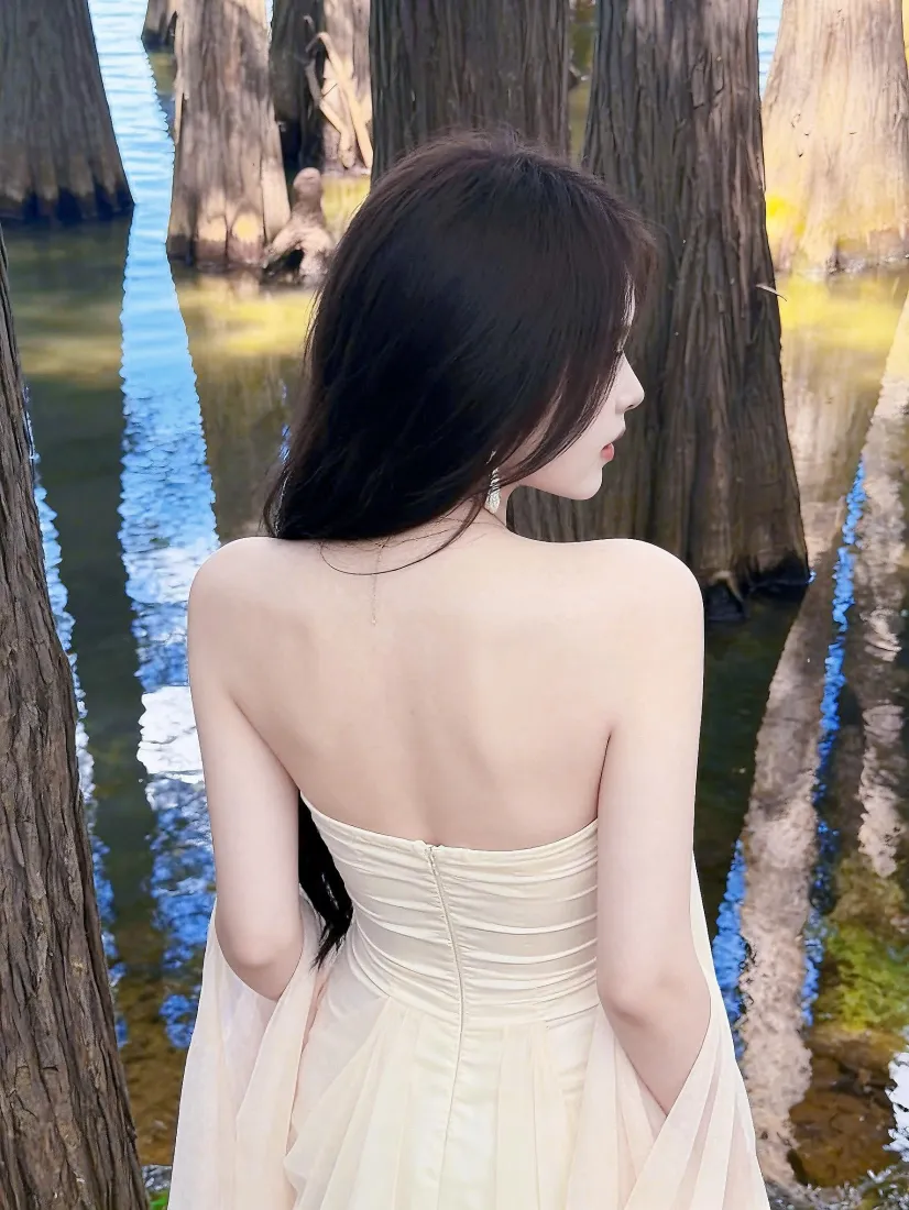 露背长发美女手机壁纸｜水上林间水域背景图片 - 清新氛围感写真「哲风壁纸」