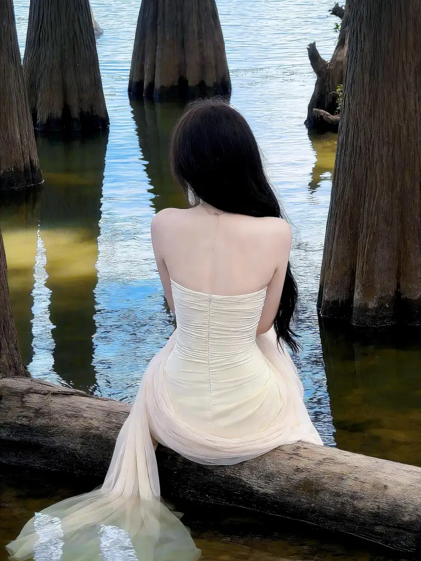白衣美女手机壁纸｜水杉水面背景图片 - 露背长发氛围感背影「哲风壁纸」