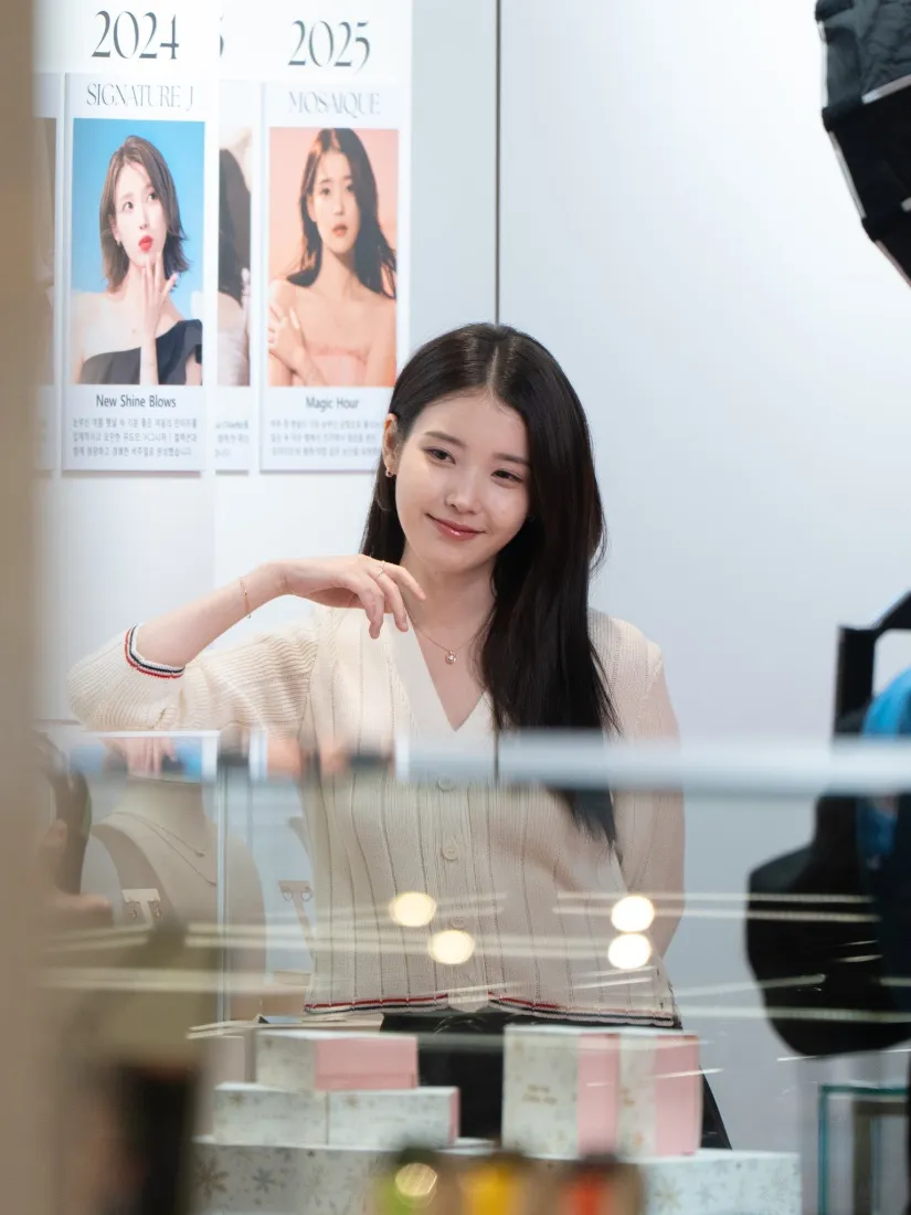 IU手机壁纸｜室内门店背景图片 - 李知恩甜美写真「哲风壁纸」