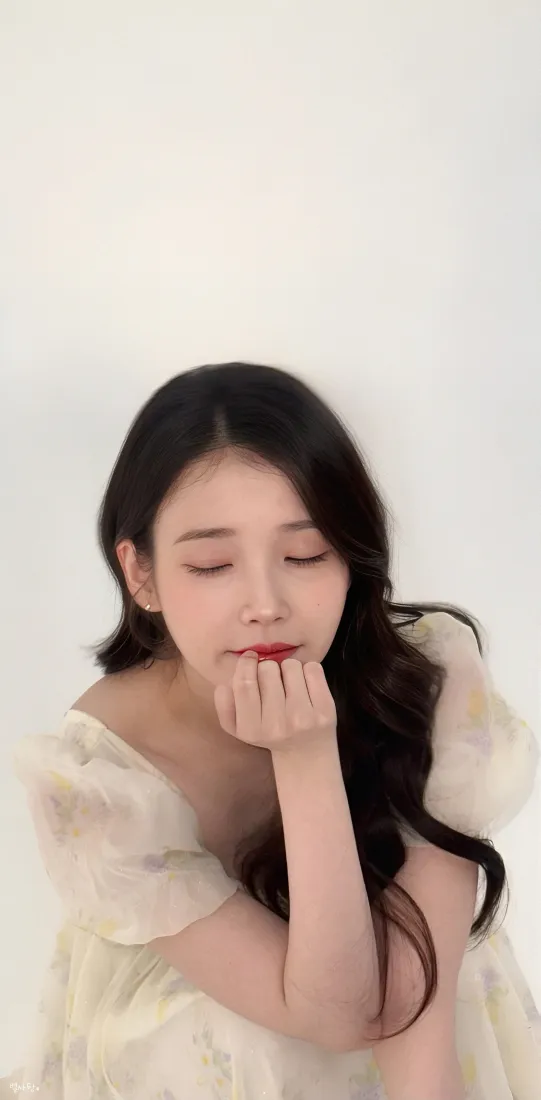 李知恩手机壁纸｜浅白简约背景图片 - 温柔气质美女「哲风壁纸」