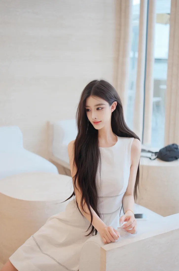 长发白裙美女手机壁纸｜简约居家背景图片 - 气质时尚写真「哲风壁纸」