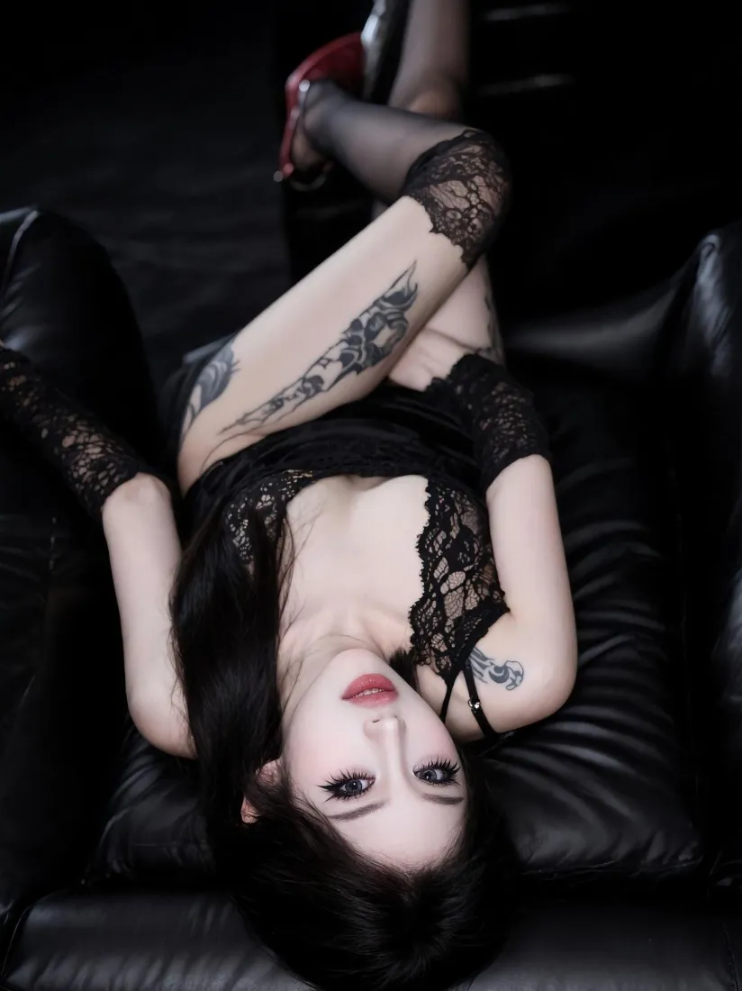 性感纹身美女手机壁纸｜暗黑风皮沙发背景图片 - 时尚氛围感写真「哲风壁纸」