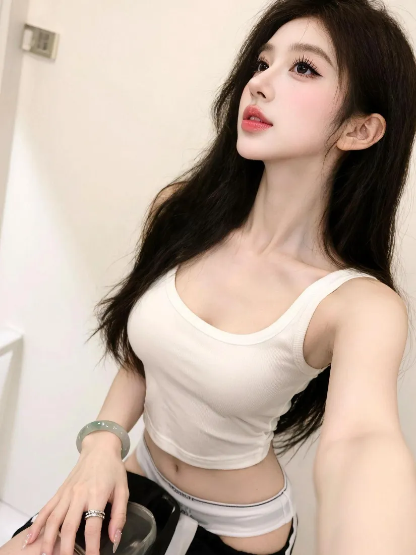 清纯黑发美女手机壁纸｜白色吊带穿搭背景图片 - 居家氛围感「哲风壁纸」