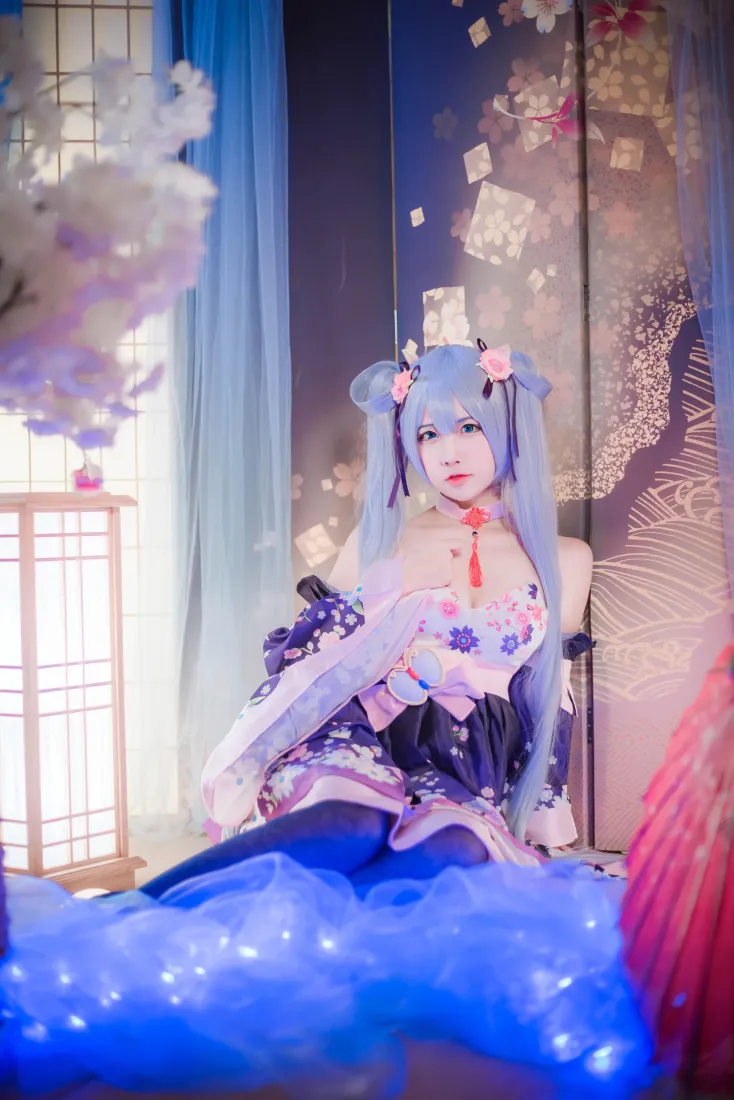 二佐Nisa樱花初音cos手机壁纸｜和风室内背景图片 - 初音未来「哲风壁纸」