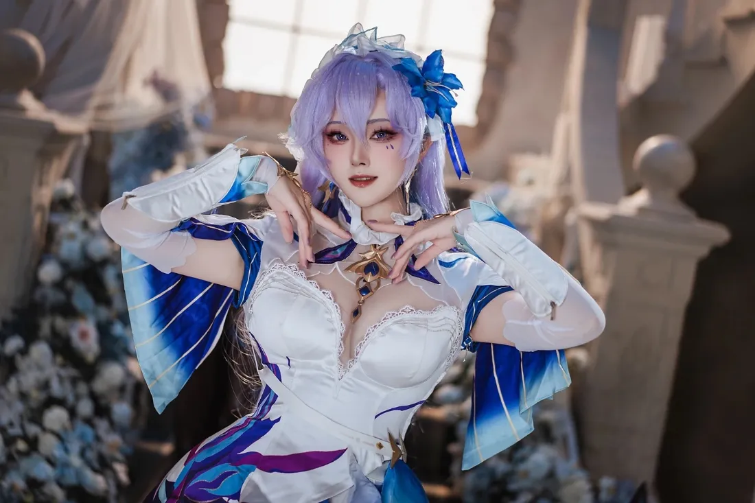 2k知更鸟cos壁纸｜蓝白服饰背景图片 - 儿童节少女写真「哲风壁纸」