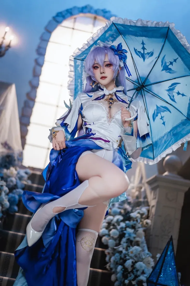 神里绫华cos手机壁纸｜花时来信蓝白礼服背景图片 - 优雅少女「哲风壁纸」