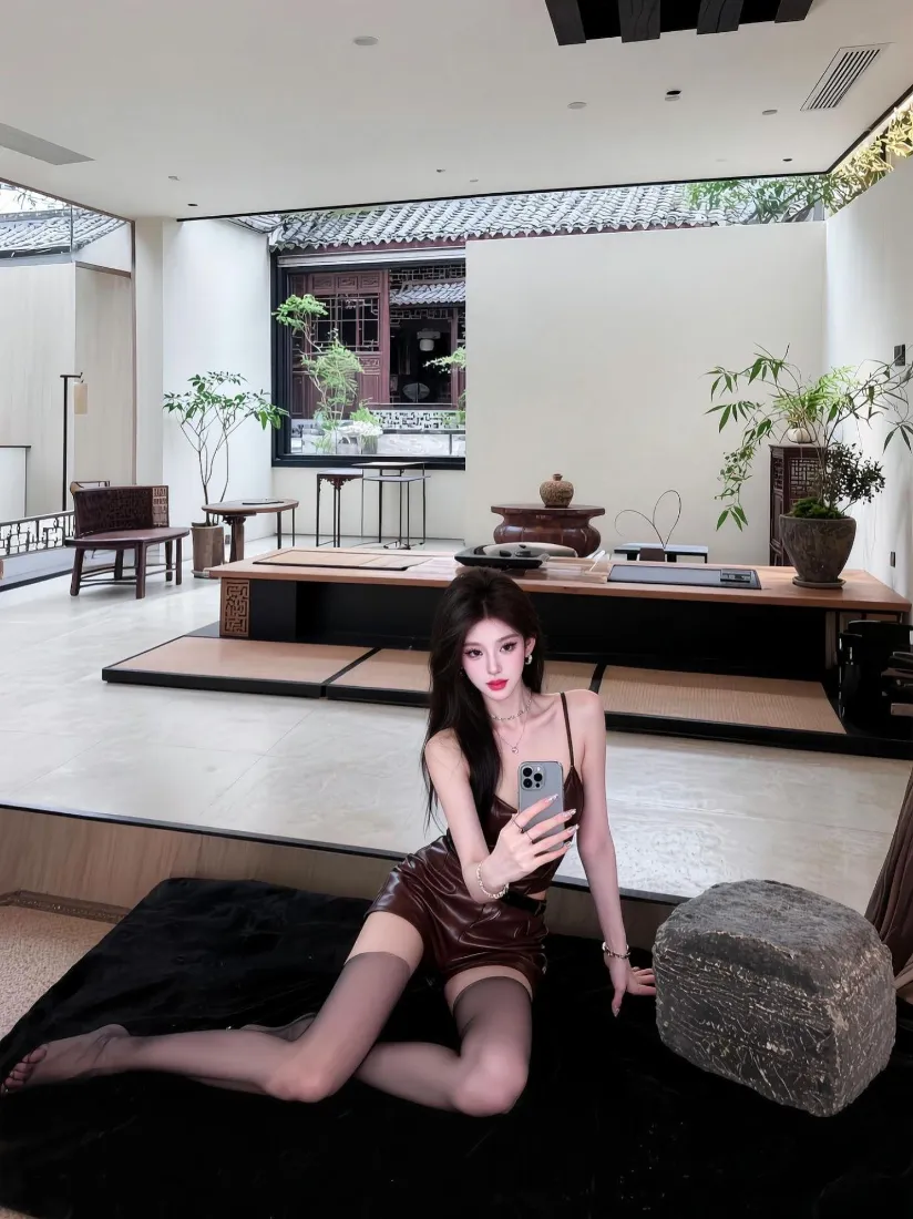吊带美女手机壁纸｜新中式茶室背景图片 - 性感时尚写真「哲风壁纸」