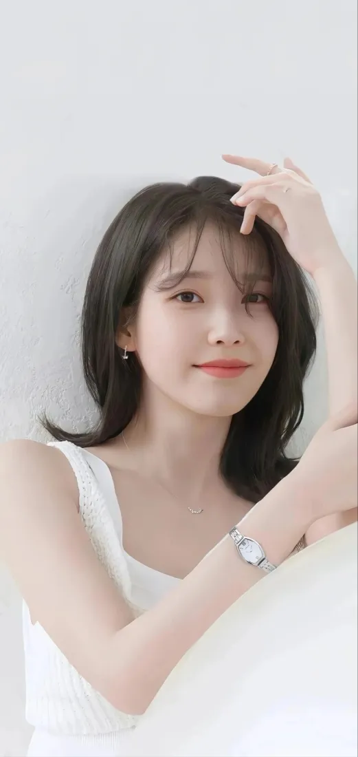 李知恩(IU)手机壁纸｜白色背心背景图片 - 清新简约人像「哲风壁纸」