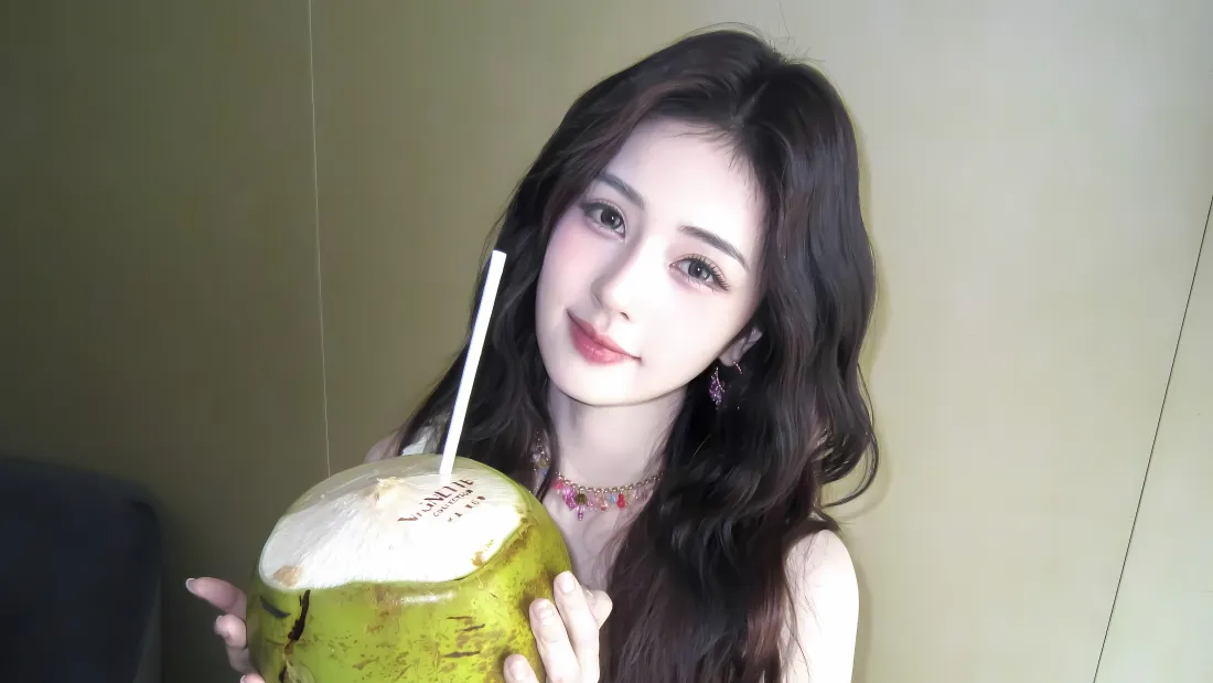 4k白鹿壁纸｜清新人像背景图片 - 手持椰子甜美少女「哲风壁纸」