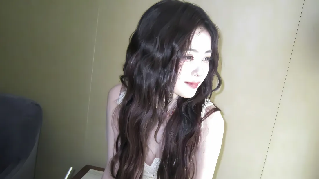 4k白鹿壁纸｜暖黄背景图片 - 吊带卷发气质美女「哲风壁纸」
