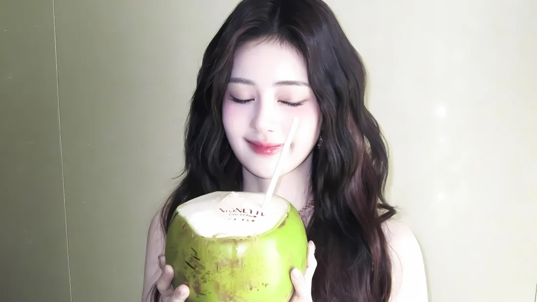 4k白鹿壁纸｜手持青椰子背景图片 - 甜美卷发长发美女「哲风壁纸」