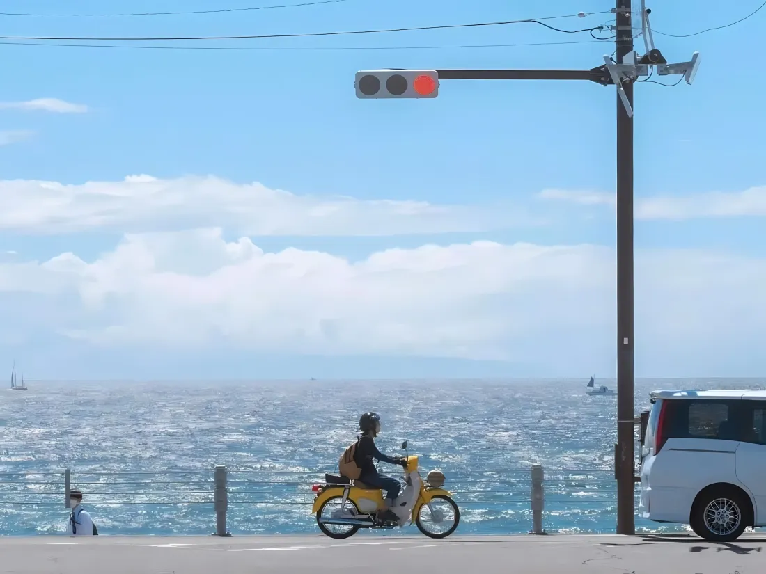 3k海边摩托骑行壁纸｜滨海公路背景图片 - 蓝天大海晴天风景「哲风壁纸」