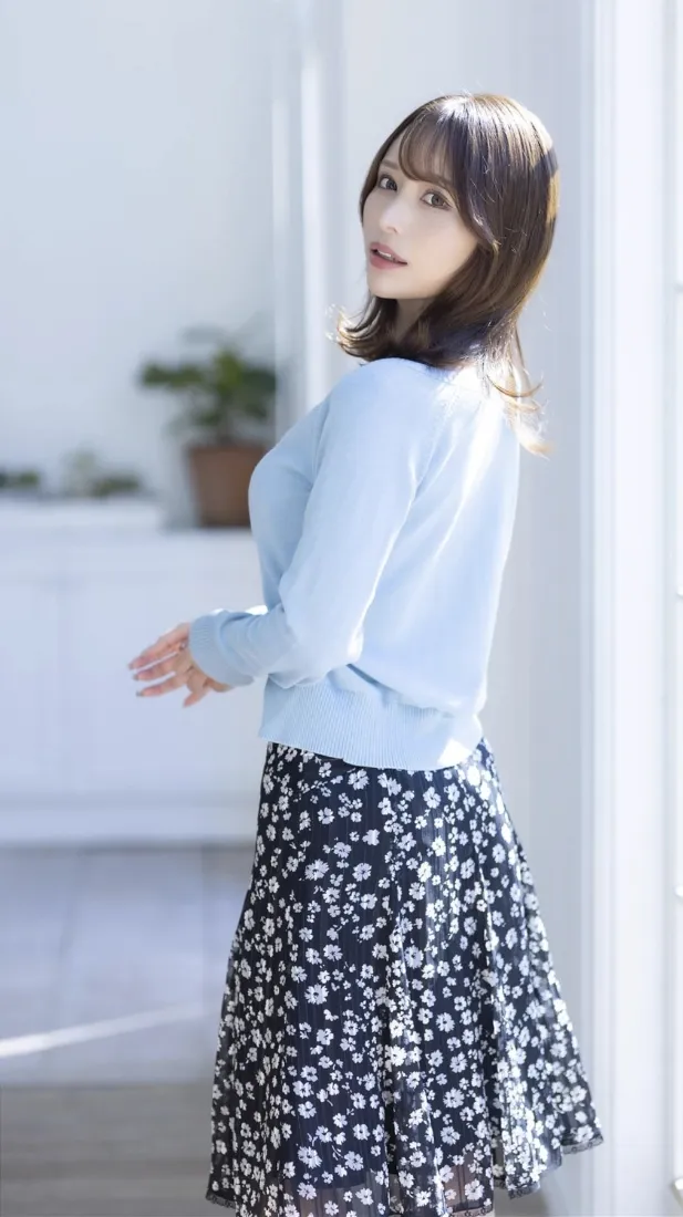 温柔甜美女生手机壁纸｜阳光户外背景图片 - 清新穿搭「哲风壁纸」