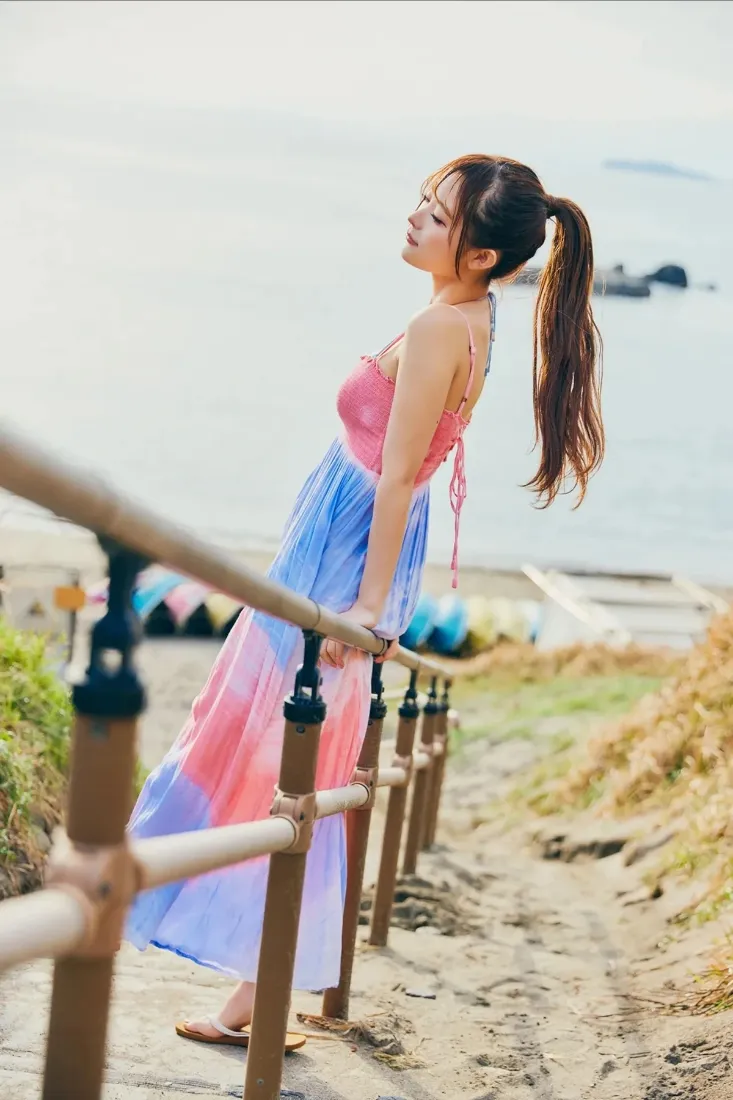 马尾美女手机壁纸｜海边栈道背景图片 - 阳光明媚穿搭「哲风壁纸」