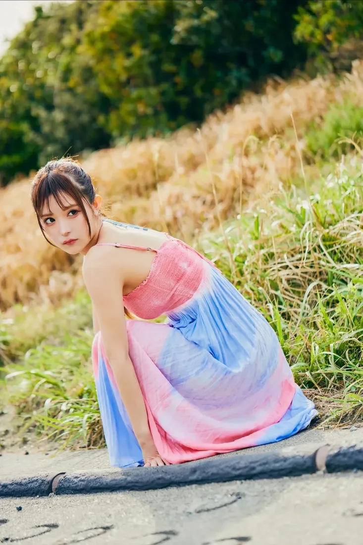 甜美少女手机壁纸｜郊外草丛背景图片 - 阳光明媚写真「哲风壁纸」
