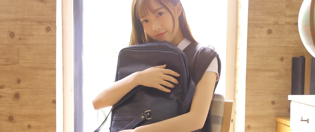 3k甜美制服少女壁纸｜室内居家背景图片 - 怀抱黑色背包「哲风壁纸」