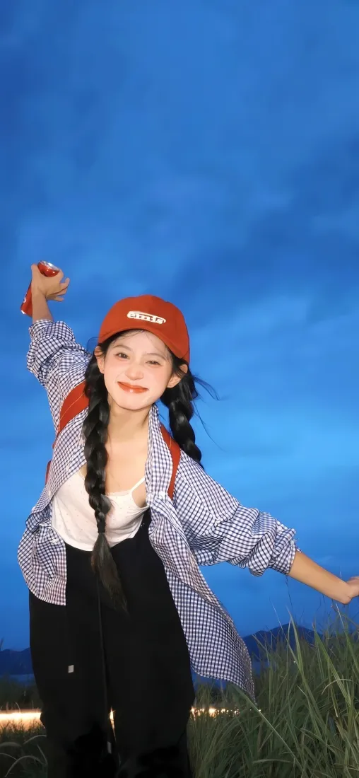 活力美女手机壁纸｜蓝天草地背景图片 - 青春元气少女「哲风壁纸」