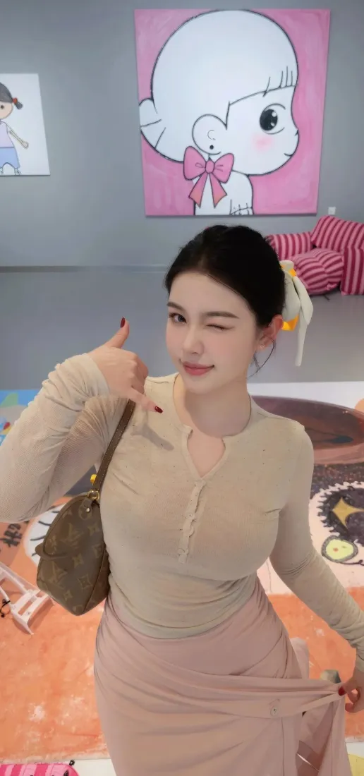美女手机壁纸｜室内卡通挂画背景图片 - 修身裙穿搭「哲风壁纸」