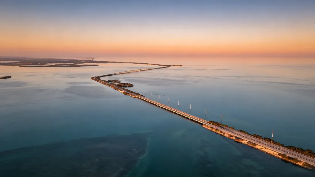 3k航拍跨海公路壁纸｜黄昏海景背景图片 - 治愈自然风光「哲风壁纸」