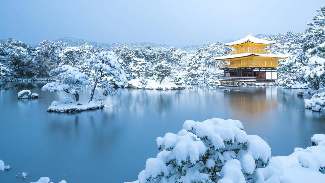 2k金阁寺壁纸｜冬日雪景背景图片 - 湖边自然风景「哲风壁纸」