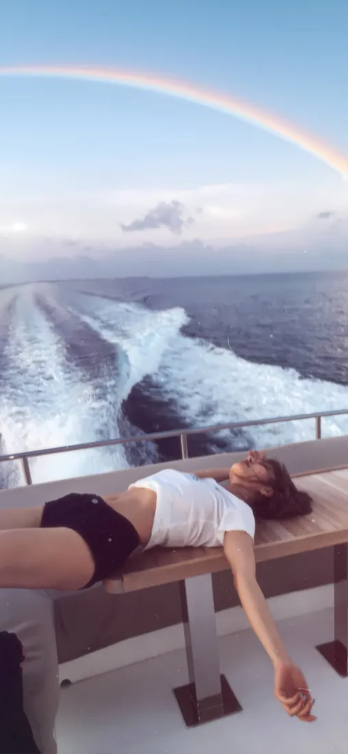 游艇美女手机壁纸｜碧海彩虹背景图片 - 海边休闲度假「哲风壁纸」