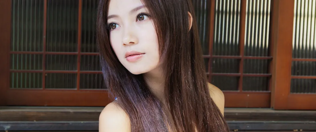 3k长发美女壁纸｜日式木门背景图片 - 温柔清纯人像「哲风壁纸」